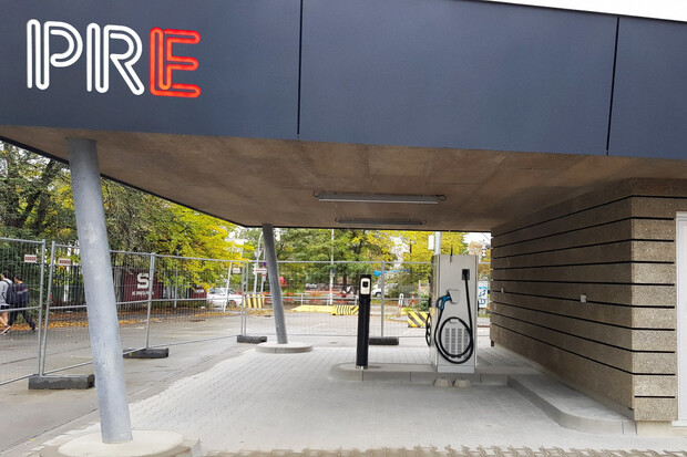 PRE v pražských Holešovicích brzy otevře rychlonabíječku i solární elektrárnu