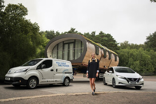 Nissan má nové pilotní projekty i rekord. Herečka Margot Robbie vám vše předvede