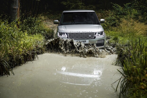 Už i majestátní Range Rover lze nabíjet. Ujede 51 elektrických kilometrů