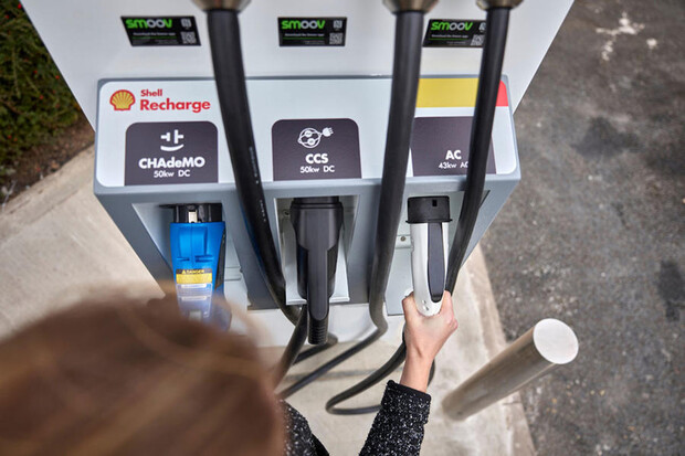 Shell vybuduje nabíjecí stanice i v České republice. Výkon bude dosahovat až 350 kW
