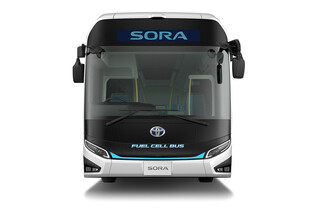 Jak řekla, tak splnila. Toyota uvádí sériovou verzi vodíkového autobusu Sora