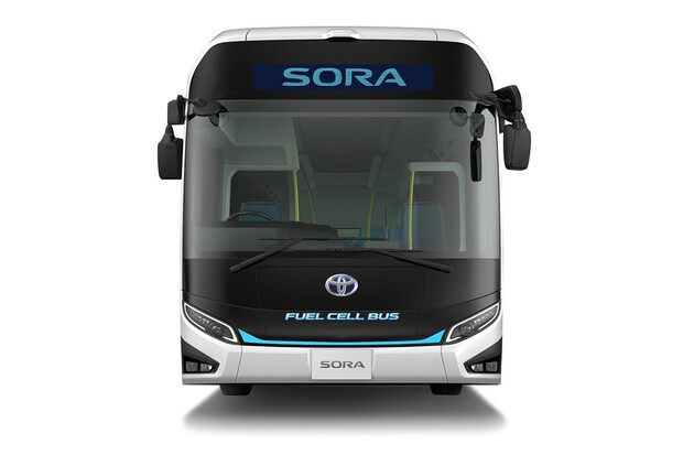 Jak řekla, tak splnila. Toyota uvádí sériovou verzi vodíkového autobusu Sora