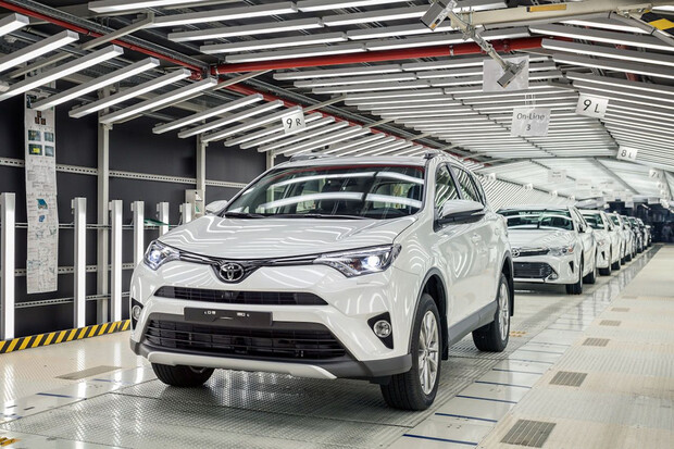 V zákulisí nejmodernější továrny Toyoty. Úkol robotů je pouze usnadnit práci