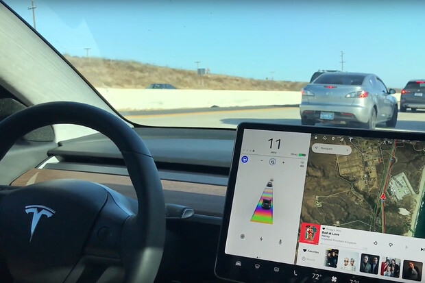 Jak zvládá Tesla Model 3 autonomní řízení v dopravní koloně?