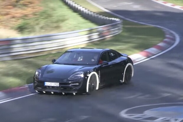 Elektrické Porsche Mission E už brázdí Nürburgring na prvním videu
