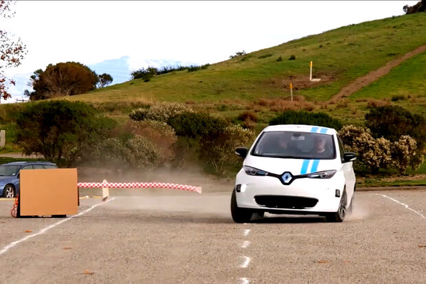 Testovaný systém Renaultu se umí vyhnout nečekané překážce