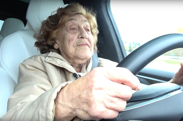 Stařenka řídila 43 let Moskviče. Nyní usedla za volant Tesly Modelu X