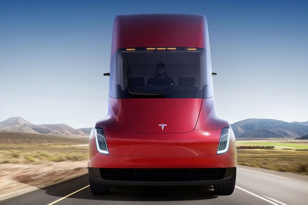 Tahač Tesla Semi natočen dronem