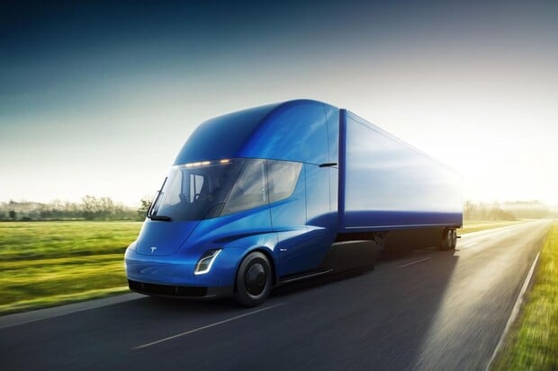 Akcelerující Tesla Semi zachycena na videu. Bude se šoférům dělat špatně?