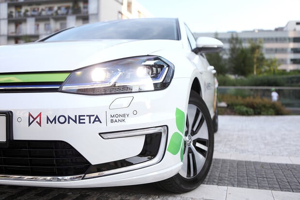 MONETA Money Bank kompletně přechází na elektromobily. Objednáno je 150 e-Golfů