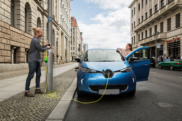V Londýně si nově nabijete elektromobil i pomocí městské lampy