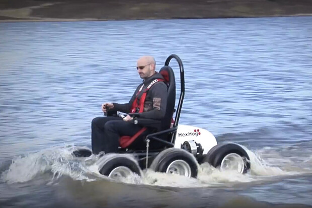 Elektrický vozík na šesti kolech se jen tak něčeho nezalekne