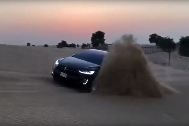 V zimě se Tesle Modelu X nelíbí, avšak v písečných dunách jí to jde parádně