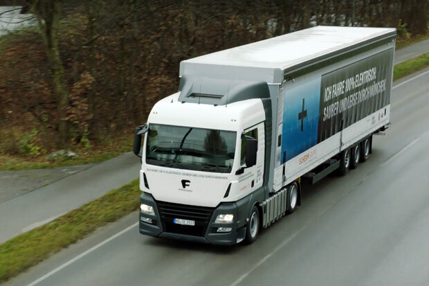 BMW využívá při výrobě elektrický kamion. Kdo bude další?