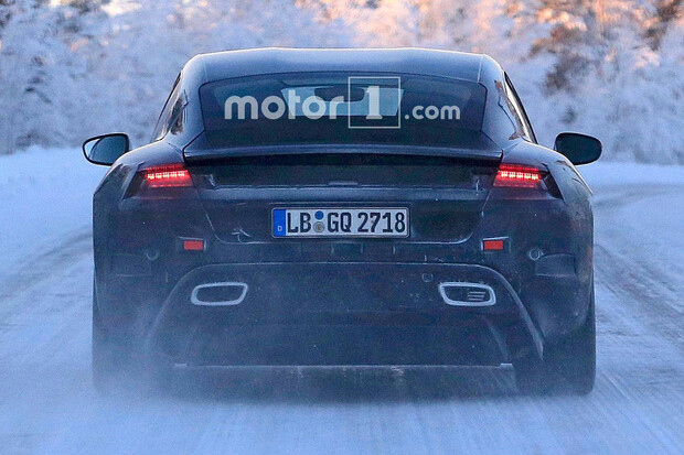 Porsche Mission E se testuje na sněhu. S falešnými výfuky