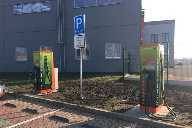 Olomouc bude malou Mekkou elektromobilů na Moravě. Nové nabíječky přibývají