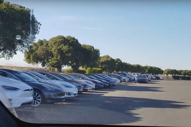 Rozjela Tesla úspěšně velkovýrobu Modelu 3? První auta už čekají na své majitele