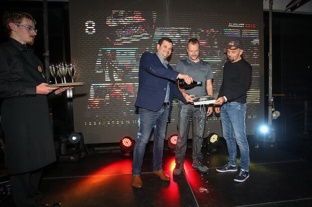 Závodník Fulín pokřtil kalendář, ukázal auto pro další sezónu a dostal Cupru R