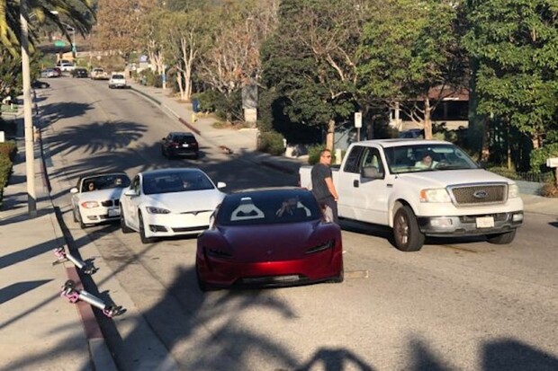 5 let slibů uplynulo, k výrobě Tesly Roadster se však snad už opravdu schyluje