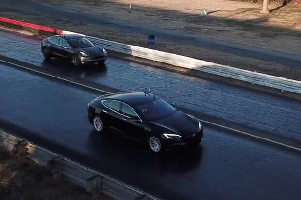 Tesla Model 3 vyzvala většího sourozence na sprint. Vítěz byl předem jasný