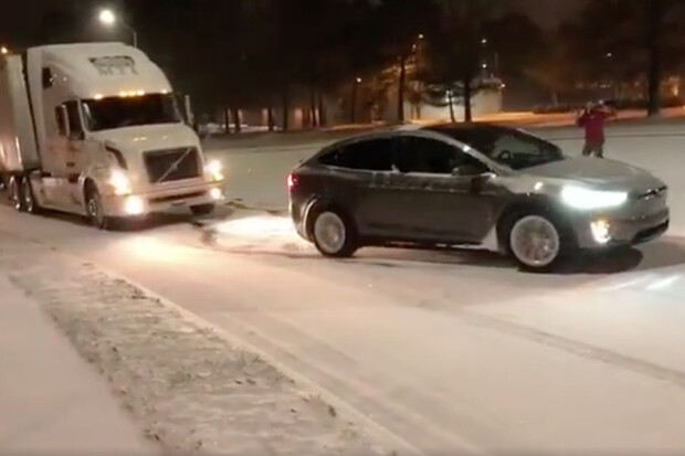 Když řidič Tesly Modelu X tahá kamion ze sněhu, překvapivě uspěje