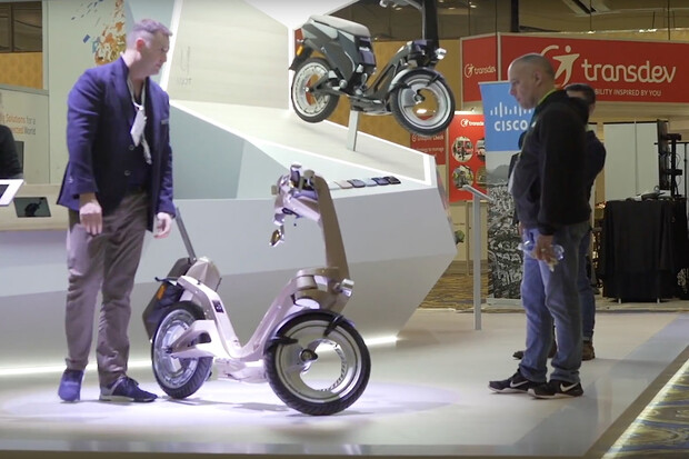 Na CESu je k vidění elektrická koloběžka. Zdolá až 150 kilometrů