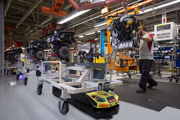 Jak moc se nadřou roboti při výrobě auta? Ti v SEATu urazí za den více než 1 600 km