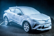 24 hodin parkovali s Toyotou C-HR v -20 stupních. Zvládl automobil odjet?