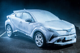 24 hodin parkovali s Toyotou C-HR v -20 stupních. Zvládl automobil odjet?