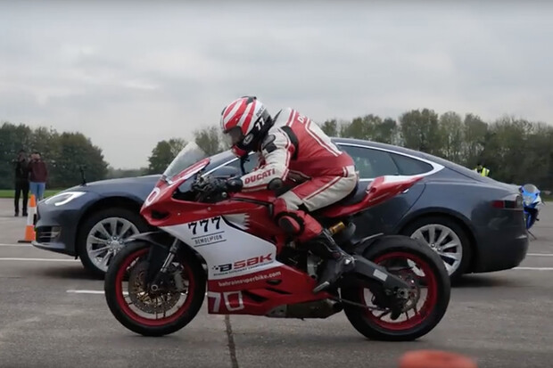 Závod tří stop. Vyhraje Tesla Model S P100D, nebo superbike?