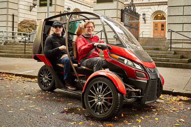 Firmy Arcimoto a Lightning Motorcycle se dohodly. Vznikne nejrychlejší tříkolka?