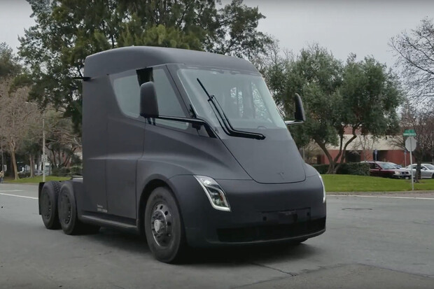 Dojezd sériové verze Tesly Semi? Až 900 kilometrů, říká Elon Musk