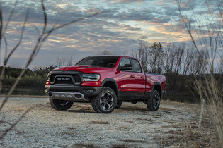 I velký silák může jít s dobou. Dodge RAM má veliký displej po vzoru Tesly