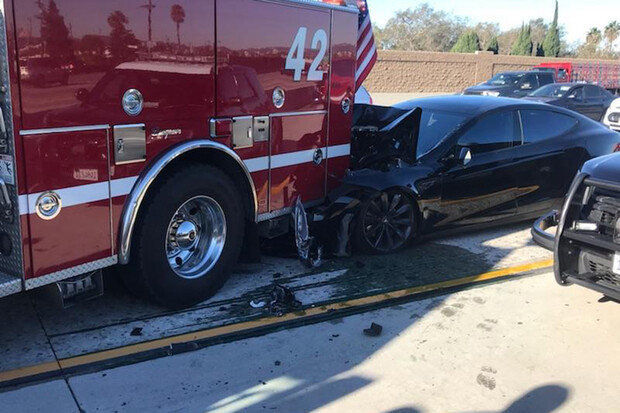 Autopilot Tesly Model S havaroval při rychlosti 105 km/h. Posádce se nic nestalo