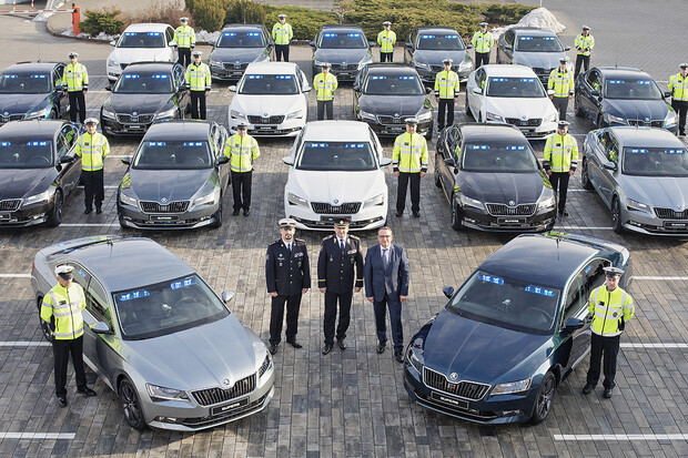 Policie ČR si převzala 19 dálničních Superbů. Další dorazí později