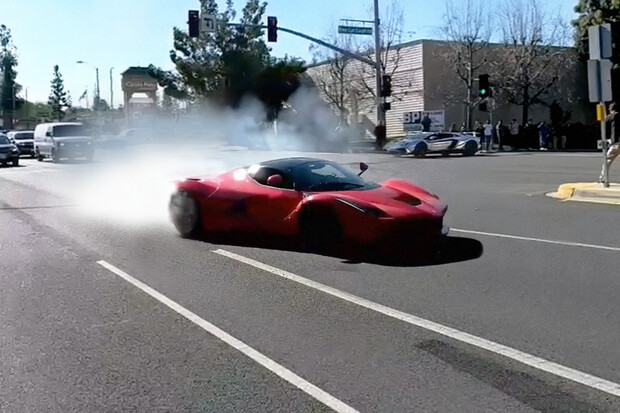 Tisícikoňové LaFerrari driftuje na křižovatce