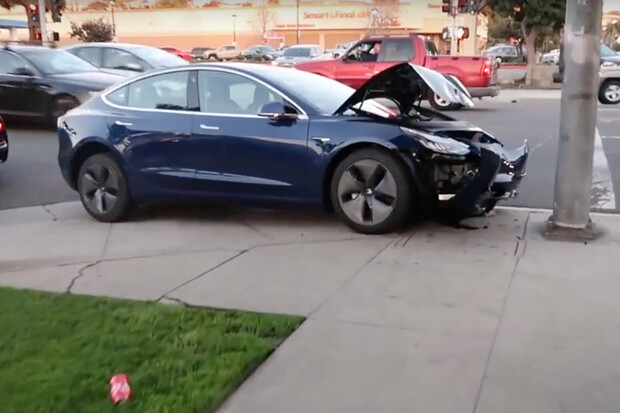Tesla Model 3 vyzvala na souboj sloup. Naštěstí náraz mířil na přední část