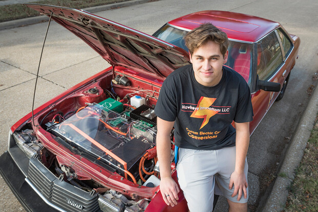 Mladík přestavěl 30 let starou Toyotu Celicu na elektromobil