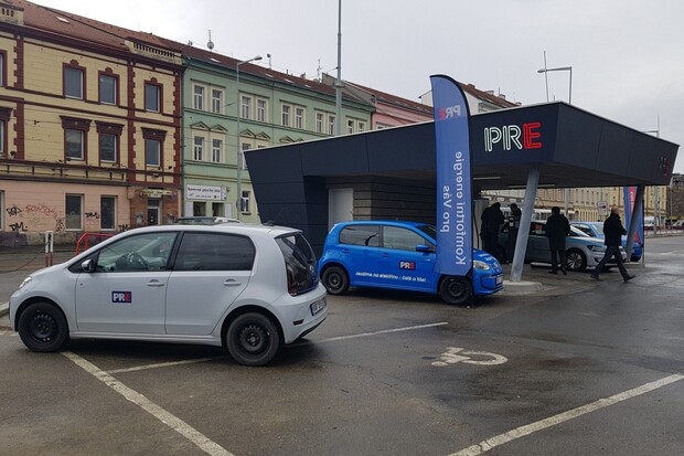 Praha má novou nabíječku elektromobilů s integrovanou baterií