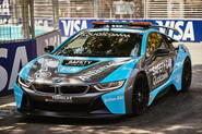 BMW i8 ze seriálu Formule E není klasický safety car. Umí třeba bezdrátově nabíjet