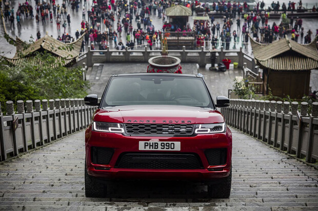 Plug-in hybridní Range Rover zdolal 999 schodů