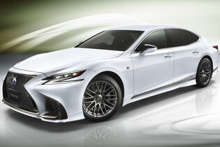 Lexus LS 500 dostal větší svaly. Na tohle bychom se v zrcátku dívat chtěli
