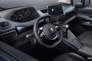 Peugeot Rifter je ultimátní rodinný stroj. Jen přihrádka spolujezdce má 186 litrů