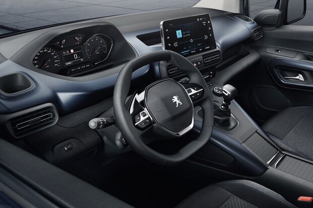 Peugeot Rifter je ultimátní rodinný stroj. Jen přihrádka spolujezdce má 186 litrů