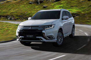 Větší baterie i obsah – to je nový Outlander PHEV, který míří do Ženevy