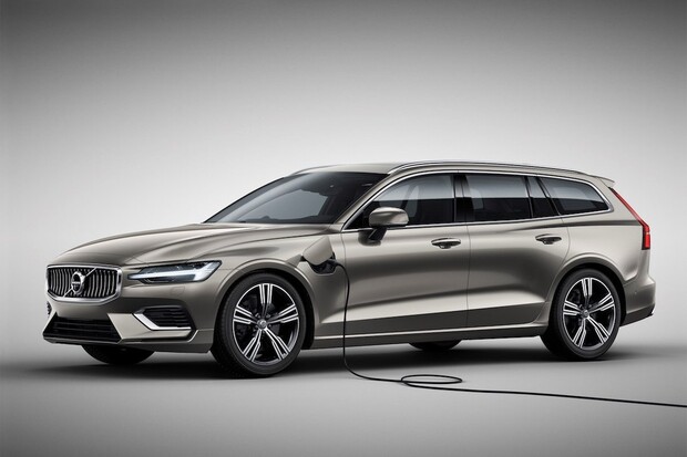Volvo V60 je venku. Vybírat můžete i z opravdu silných plug-in hybridních variant