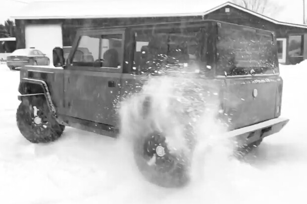 Nejdrsnější elektromobil si hraje ve sněhu. Ukázal i dvoustupňovou převodovku