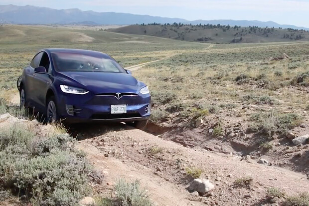 Fotograf vzal Teslu na 11 tisíc km dlouhý výlet. S sebou měl 90 kg kabelů