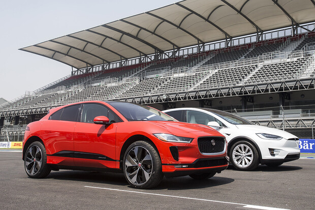 Elektrická šelma ukazuje svojí rychlost proti Tesle Model X