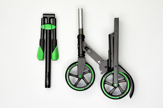 I koloběžka s logem Škody Auto, co se vejde pod podlahu kufru, se ukáže v Ženevě